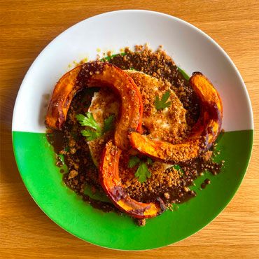 Steak de potimarron rôti au miel, purée de panais, jus de légumes, crumble