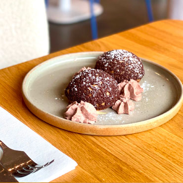 Choux, vanille, caramel beurre salé, chantilly chocolat